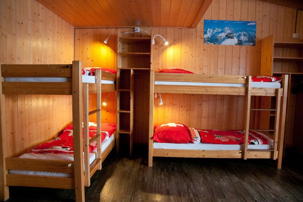 Valley Hostel Лаутербрунен Стая снимка